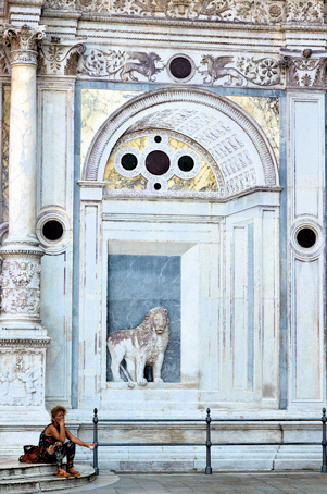 Venice lion and tourist